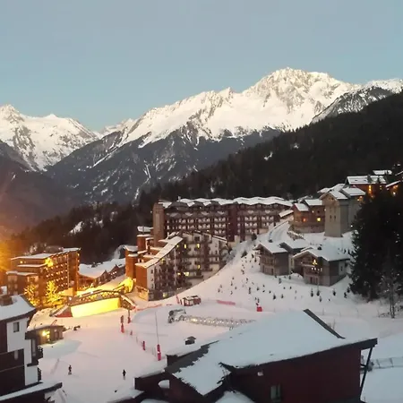 Superbe En Skis Aux Pieds